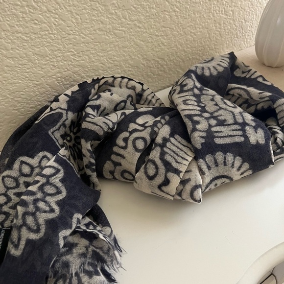 Wool Scarf Medallion Print - Picture 6 of 6